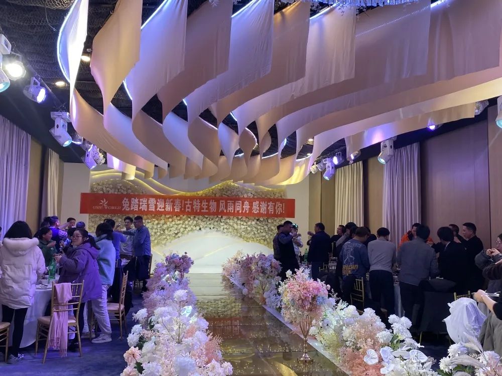 所有員工歡聚一堂，共同舉杯慶祝